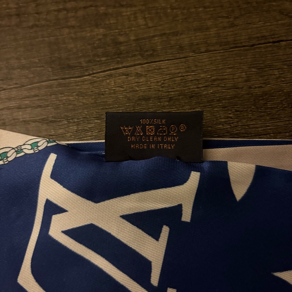 Louis Vuitton Blue and Cream Scarf - Picture 4 of 4